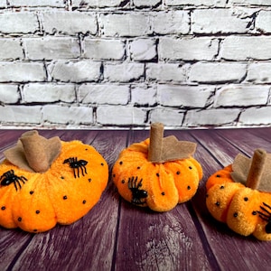 Halloween Pumpkin Decor Set – Orange Felt Pumpkins with Spiders – Autumn Home Decoration – Halloween Party Decoration - Handmade Fall Decor