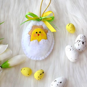 Adorno de pollito de Pascua hecho a mano - Decoración de huevos de fieltro - Regalo de primavera - Decoración de Pascua para el hogar - Lindo pollito amarillo de peluche