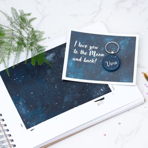Portachiavi personalizzato con nome e biglietto personalizzato, regalo per il giorno di San Valentino, portachiavi in legno dipinto a mano, portachiavi con nome, regalo per San Valentino
