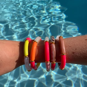 Acrylic curved tube bead bracelet, elastic bracelet, semi-rigid bangle bracelet, jewelry for women and teens, trendy gift