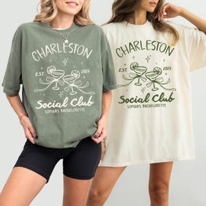 チャールストン バチェロレッテ シャツ カスタム ロケーション バチェロレッテ パーティー シャツ カスタム ビーチ バチェロレッテ クラッシー Tシャツ ラグジュアリー ブライダル パーティー グッズ トロピカル