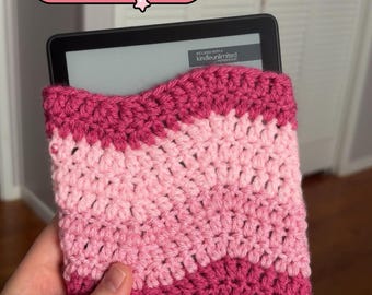 Puede incluir: Una funda de Kindle de ganchillo rosa con un diseño de punto de onda. La funda está diseñada para proteger un lector electrónico. El texto en la imagen dice: "RIPPLE STITCH CROCHET KINDLE COVER PATTERN -INSTANT DOWNLOAD-"