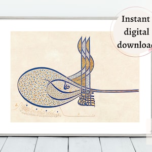 Puede incluir: Una impresión digital de una obra de arte de caligrafía islámica tradicional. La obra presenta intrincados patrones azules y dorados sobre un fondo crema.