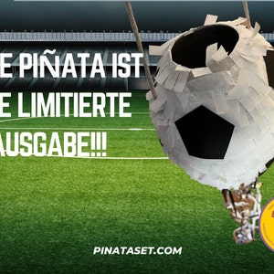 Op de afbeelding: Een voetbalpiñata die hangt aan het plafond van een voetbalstadion. De piñata is versierd met wit papier en heeft een zwart voetbalontwerp. De tekst "DIESE PIÑATA IST EINE LIMITIERTE AUSGABE!!" staat in witte letters op een zwarte achtergrond. De tekst "PINATASET.COM" staat in witte letters op een zwarte achtergrond. Een klein logo voor "Piñatas" staat in de rechterbenedenhoek van de afbeelding.