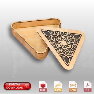 Puede incluir: Una caja de madera triangular con un diseño decorativo de corte láser en la tapa. La caja está abierta y la tapa está apoyada junto a la caja. El diseño en la tapa es un patrón geométrico de círculos y hojas.