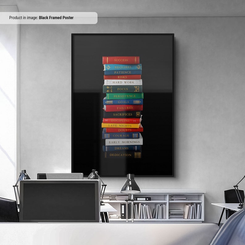 Op de afbeelding: Zwarte gelijst poster met een stapel kleurrijke boeken. Elk boek heeft een woord gedrukt op de rug, zoals "Succes", "Geduld", "Risico's", "Hard werken", "Focus", "Volharding", "Doelen", "Mislukkingen", "Opofferingen", "Discipline", "Late avonden", "Twijfels", "Moed", "Vroege ochtenden", "Dromen", en "Toewijding".