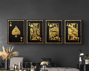 Può includere: Quattro stampe su tela incorniciate in nero di carte da gioco dorate. Le carte sono l'Asso, il Re, la Regina e il Jack di Picche.