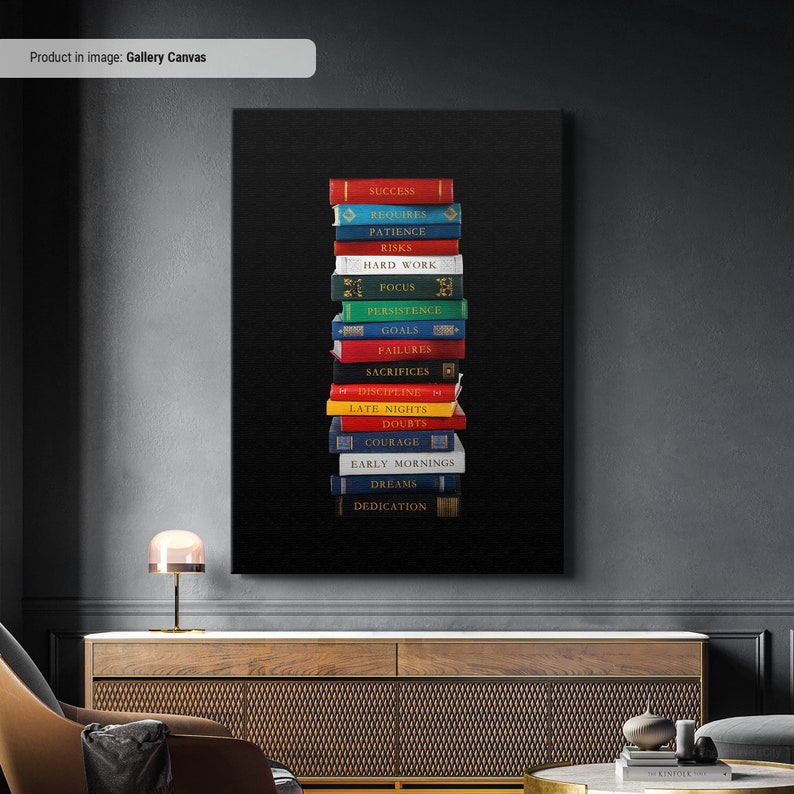 Op de afbeelding: Een zwart-wit canvas print met een stapel boeken. Elk boek heeft een andere kleur en een woord dat op de rug is gedrukt. De woorden zijn: Succes, Vereist, Geduld, Risico's, Hard werken, Focus, Volharding, Doelen, Mislukkingen, Opofferingen, Discipline, Late avonden, Twijfels, Moed, Vroege ochtenden, Dromen, Toewijding.