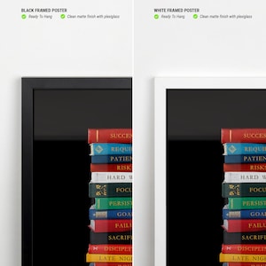 Op de afbeelding: Een zwart ingelijste poster met een stapel boeken met motiverende woorden op de ruggen. De woorden op de ruggen zijn "Succes", "Vereisen", "Geduld", "Risico's", "Hard werken", "Focus", "Volharding", "Doelen", "Mislukking", "Opoffering", "Discipline" en "Late nachten".
