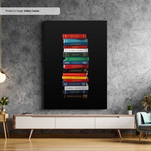 Op de afbeelding: Een zwart-wit canvasprint met een stapel kleurrijke boeken. De boeken hebben woorden op de ruggen, waaronder "Succes", "Geduld", "Hard werken", "Focus", "Volharding", "Doelen", "Mislukkingen", "Opofferingen", "Discipline", "Late nachten", "Twijfels", "Moed", "Vroege ochtenden", "Dromen" en "Toewijding".