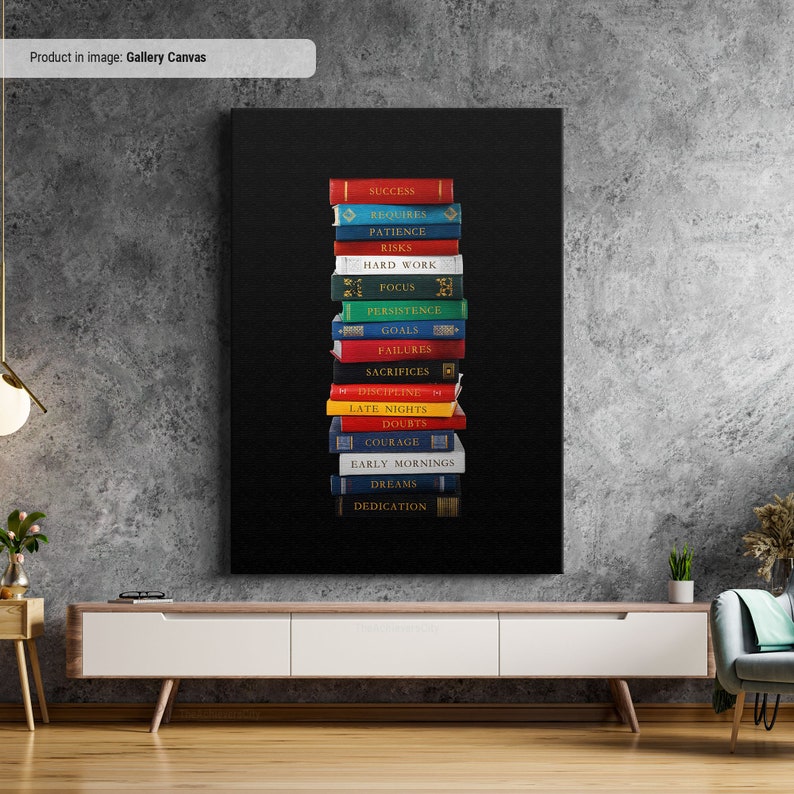 Op de afbeelding: Een zwart-wit canvasprint met een stapel kleurrijke boeken. De boeken hebben woorden op de ruggen, waaronder "Succes", "Geduld", "Hard werken", "Focus", "Volharding", "Doelen", "Mislukkingen", "Opofferingen", "Discipline", "Late nachten", "Twijfels", "Moed", "Vroege ochtenden", "Dromen" en "Toewijding".