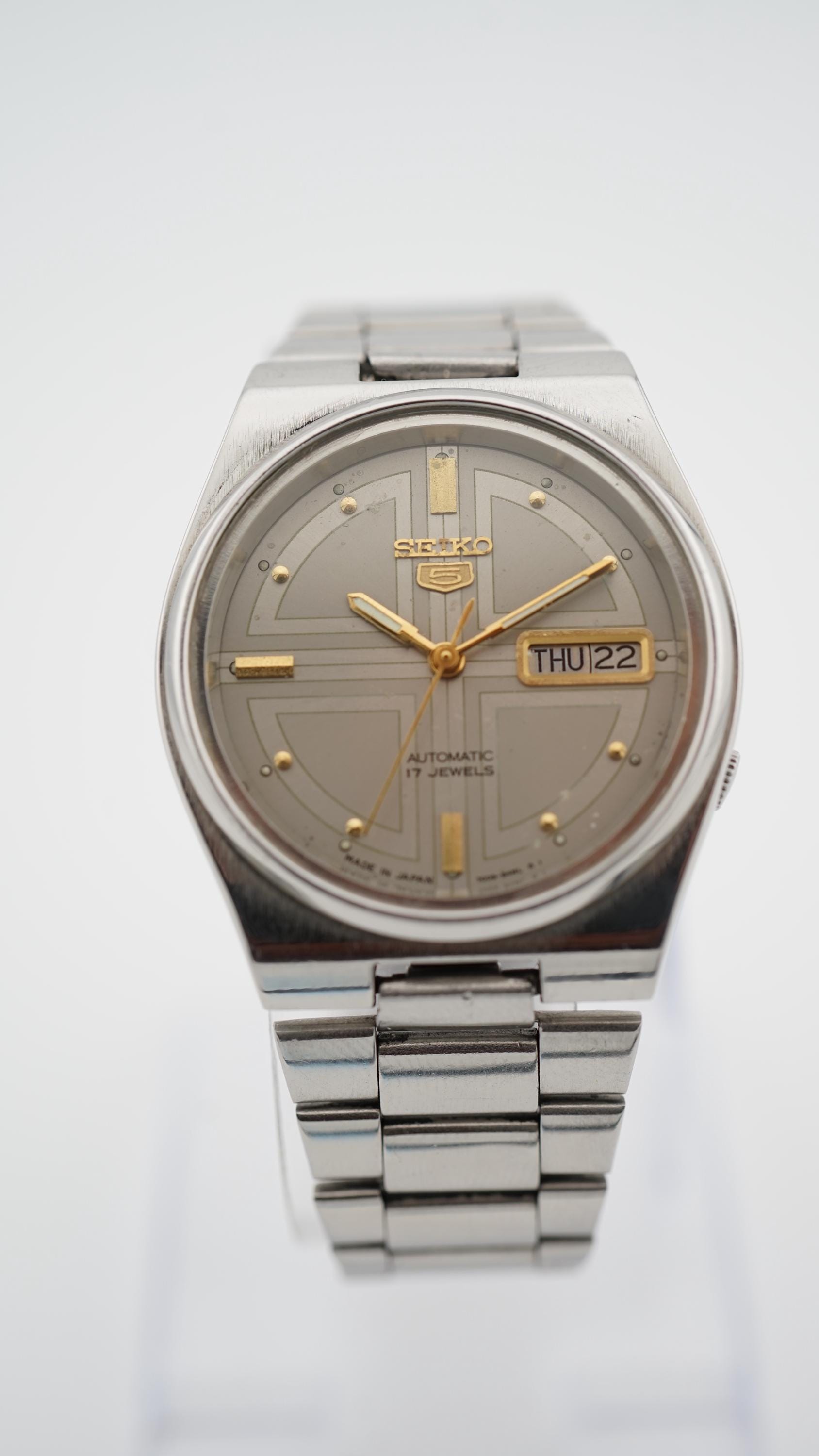 SEIKO Chronos デイデイト メンズ腕時計 1983年式 ビンテージ 稼働/新品電池】SEIKO chronos ラウンド デイデイト メンズ腕時計