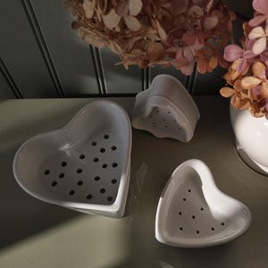 Lot de 3 anciens moules à fromage blanc en forme de cœur en porcelaine blanche. Moules à faisselle cœur Apilco.