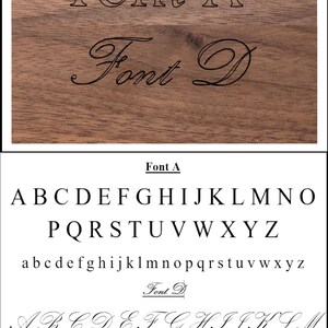 Op de afbeelding: Een houten oppervlak toont twee lettertypestijlen: "Font A" in een blokletterstijl en "Font D" in een cursief schrift. Hieronder worden de volledige alfabetten voor beide lettertypen weergegeven, inclusief hoofdletters en kleine letters, ter referentie.