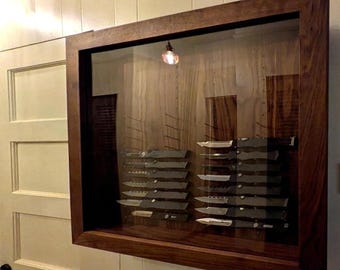 Jachtmes, messenstandaard, messenvitrine, messenstandaard uit de Tweede Wereldoorlog, bajonetvitrine, bajonetkoffer