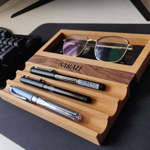 Organiseur de bureau en bois personnalisé | Porte-plateau et porte-stylo Catch All personnalisés | Cadeau unique de fête des pères ou d'anniversaire pour lui | Cadeau professeur