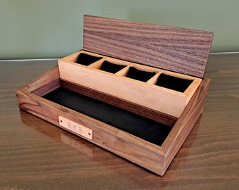 Personalisierte Walnuss Uhrenbox: Rustikales handgemachtes Holzgehäuse, Geschenkbox mit Gravur
