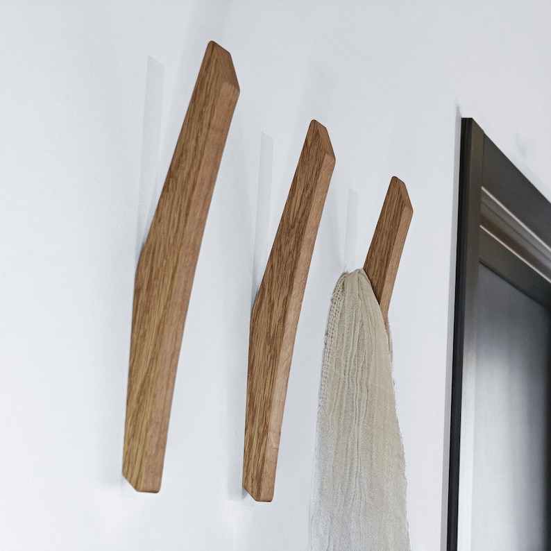 Klädhängare i teak, mid-century modern, förvaring i entrén, inflyttningspresent, MCM-dekor, väggkonsthylla med krokar, valnöt iroko (afrikansk teak) bild 11