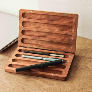 Boîte à stylos gravée main en teck | Vitrine en bois personnalisée pour stylos plume | Cadeau de fête des pères ou d'anniversaire pour lui | Cadeau professeur