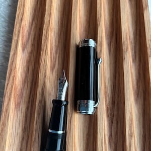 Bandeja para Canetas em Nogueira | Presentes para Professores | Bandeja de Madeira para Canetas de Mesa | Porta-Canetas Exclusivo para Mesa | Organizador de Gaveta de Mesa imagem 4