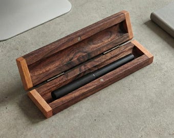 Spersonalizowane drewniane pudełko na długopisy | Etui na długopisy z grawerunkiem na zamówienie | Prezent dla taty, męża, nauczyciela lub na rocznicę