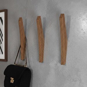 Klädhängare i teak, mid-century modern, förvaring i entrén, inflyttningspresent, MCM-dekor, väggkonsthylla med krokar, valnöt iroko (afrikansk teak) bild 4