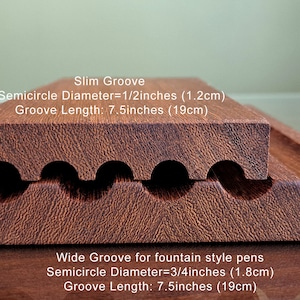 Pode incluir: Dois apoios de caneta de madeira com ranhuras para segurar canetas tinteiro. O apoio superior tem uma ranhura estreita com um di&acirc;metro de semic&iacute;rculo de 1,2 cm (1/2 polegada) e um comprimento de ranhura de 19 cm (7,5 polegadas). O apoio inferior tem uma ranhura larga para canetas tinteiro com um di&acirc;metro de semic&iacute;rculo de 1,8 cm (3/4 polegada) e um comprimento de ranhura de 19 cm (7,5 polegadas).