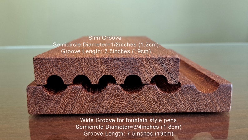 Pode incluir: Dois apoios de caneta de madeira com ranhuras para segurar canetas tinteiro. O apoio superior tem uma ranhura estreita com um di&acirc;metro de semic&iacute;rculo de 1,2 cm (1/2 polegada) e um comprimento de ranhura de 19 cm (7,5 polegadas). O apoio inferior tem uma ranhura larga para canetas tinteiro com um di&acirc;metro de semic&iacute;rculo de 1,8 cm (3/4 polegada) e um comprimento de ranhura de 19 cm (7,5 polegadas).