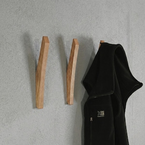 Klädhängare i teak, mid-century modern, förvaring i entrén, inflyttningspresent, MCM-dekor, väggkonsthylla med krokar, valnöt iroko (afrikansk teak) bild 5