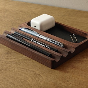 Organizador de mesa porta-canetas de madeira – Bandeja multifuncional feita à mão com ranhuras para canetas – Presente para ele, pai, professor – Acessório de escritório