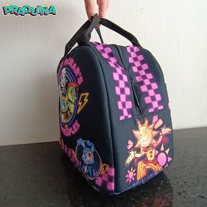 Peut inclure: Sac &agrave; d&eacute;jeuner &agrave; carreaux noirs et roses avec un imprim&eacute; graphique de personnages de dessins anim&eacute;s et le texte "Fazbear's Pizzaplex".
