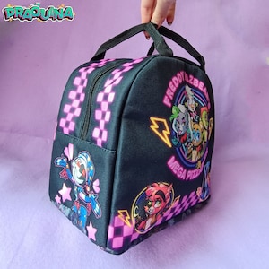 Peut inclure: Sac &agrave; d&eacute;jeuner noir avec un motif &agrave; carreaux rose et noir. Le sac pr&eacute;sente un graphique de personnages du jeu vid&eacute;o "Freddy Fazbear's Mega Pizza" avec le texte "Freddy Fazbear's Mega Pizza".