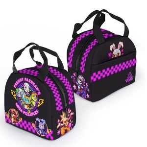 Peut inclure: Deux sacs &agrave; d&eacute;jeuner isothermes noirs avec des motifs &agrave; carreaux rose et blanc. Un sac pr&eacute;sente un graphique de personnages du jeu vid&eacute;o "Five Nights at Freddy's: Security Breach" avec le texte "Freddy Fazbear's Mega Pizzaplex". L'autre sac pr&eacute;sente un graphique d'un personnage de lapin du jeu.