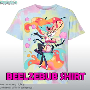 Puede incluir: Una camiseta tie-dye con un personaje de dibujos animados en colores rosa, amarillo y azul. El personaje es una criatura parecida a un zorro con un vestido rosa y blanco y un algodón de azúcar rosa. El texto "BEELZEBUB SHIRT" está impreso en la parte inferior de la camiseta.