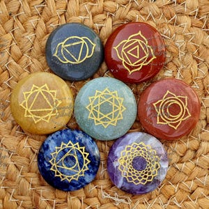 Sieben 7 Chakra-Steine-Set, Regenbogen-Chakra gravierte Steinscheiben-Set, Chakras-Set, Heilende Chakra-Steine, Chakra-Kristall-Set
