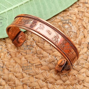 Om Mani Hum Padme Hum Kupfer Magnetarmband, Mantra Gravur Armband, Gehämmertes Manschette Armband, Schmerzlinderung Armband mit Magnet