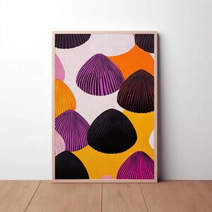 Könnte beinhalten: Abstrakter Kunstdruck mit einem farbenfrohen Muster aus überlappenden Muscheln in den Farben Rosa, Lila, Schwarz, Orange und Gelb.