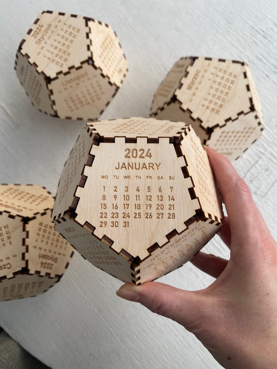 Dainzusyful Calendar Desk Calendar 2024 DIY Manual Moving Wood