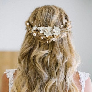 Floral and handmade bridal hairpin. Gold bridal hair accessory. Pearl pins