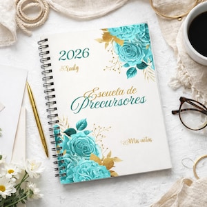 Puede incluir: Un cuaderno de espiral con portada blanca decorada con rosas color turquesa y follaje dorado. El texto dice 2026, Emily, Escuela de Precursores y Mis notas. El cuaderno cuenta con una encuadernación de espiral negra en el lado izquierdo.