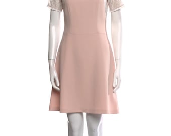 The Kooples Pinkes Kleid mit Spitzenbesatz und Schmuckknopf