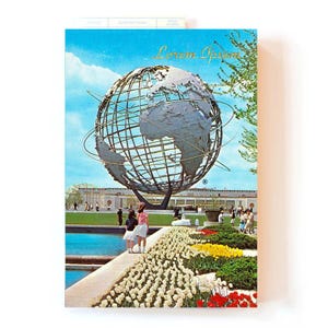 Puede incluir: Una postal vintage con una gran escultura de globo metálico con un diseño de rejilla, sobre un cielo azul. La postal muestra una escena de parque con gente, flores y un edificio. El texto "Lorem Ipsum" está escrito en oro.