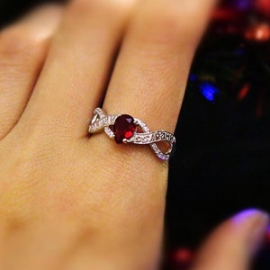 Anillo solitario ortodoxo para mujer con rubí y letras cirílicas "Salva y protege", joyería de plata 925 rodiada con oración en ruso.