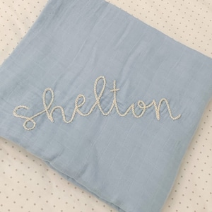 Baby Blue Swaddle // Swaddle de bebé bordado a mano // Swaddle de anuncio de nombre // Manta de nombre cosida a mano // Regalo recién nacido