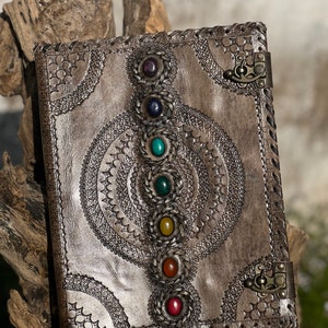 Carpeta de cuero hecha a mano con siete piedras: Grimorio de los chakras, personalizada