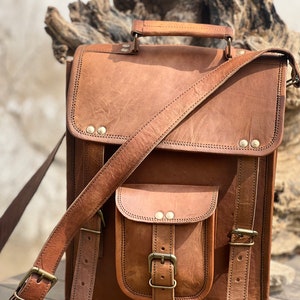 Details Masters Goat Leather Alltagstasche (unisex) Gepolstertes iPad / Buch / Telefonfach | Massive Messingbeschläge