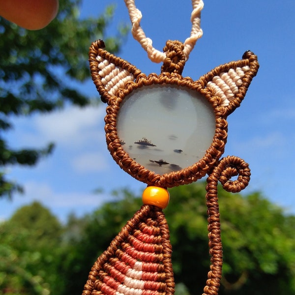 Collier Pendentif Chat stylisé en Micro-Macramé avec Cabochon Agate Montana