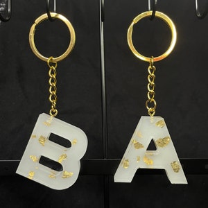 llavero personalizado hecho de resina epoxi oro blanco / hecho a mano / resina / idea de regalo / carta