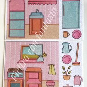 K&ouml;nnte beinhalten: Zwei illustrierte Karten mit einem rosa und blauen K&uuml;chenthema. Die Karten zeigen einen K&uuml;hlschrank, ein Waschbecken, einen Herd und verschiedene K&uuml;chenutensilien wie eine Tasse, einen Teller und einen Besen. Der Text "feltro con fantasia" ist sichtbar.