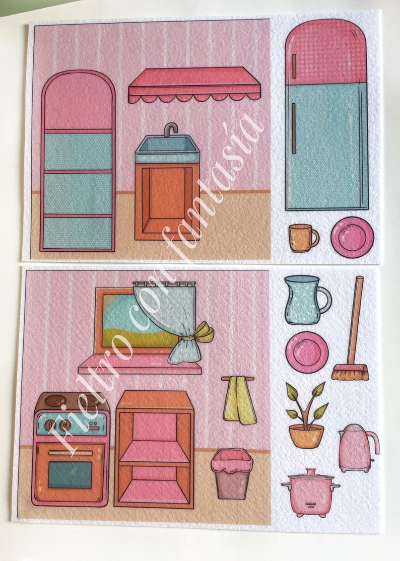 K&ouml;nnte beinhalten: Zwei illustrierte Karten mit einem rosa und blauen K&uuml;chenthema. Die Karten zeigen einen K&uuml;hlschrank, ein Waschbecken, einen Herd und verschiedene K&uuml;chenutensilien wie eine Tasse, einen Teller und einen Besen. Der Text "feltro con fantasia" ist sichtbar.